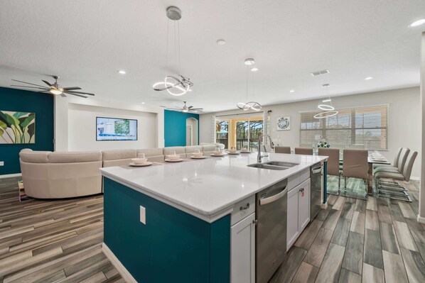 冷蔵庫、電子レンジ、オーブン、コンロ