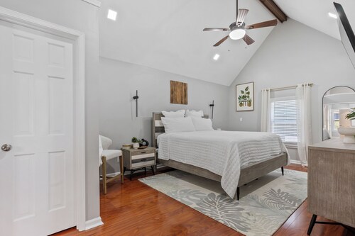 Spacious 4-bedroom house in charming Fayetteville with WiFi, AC