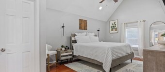 Spacious 4-bedroom house in charming Fayetteville with WiFi, AC
