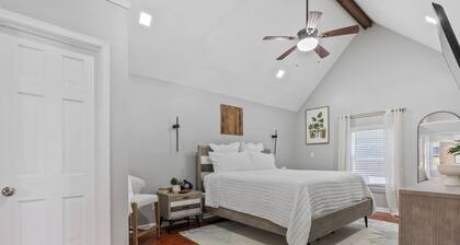 Spacious 4-bedroom house in charming Fayetteville with WiFi, AC