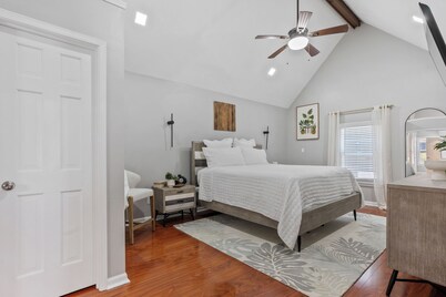 Spacious 4-bedroom house in charming Fayetteville with WiFi, AC