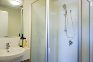 Douche, séchoir à cheveux, bidet, serviettes fournies