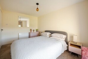 1 bedroom, iron/ironing board, free WiFi, bed sheets - Riverside Garden Apartment with lovely River Tay views and parking 

 (Perth)