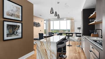 Kjøleskap, mikrobølgeovn, ovn og oppvaskmaskin