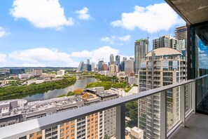 Property grounds - 2BD Luxury Condo | Water Views | Pool | Rainey St (Austin)