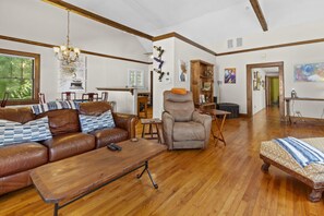 TV - !!Duck Pond Charming 3bed 2 bath house!! (Gainesville)