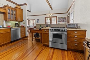 Fridge, microwave, oven, stovetop - !!Duck Pond Charming 3bed 2 bath house!! (Gainesville)