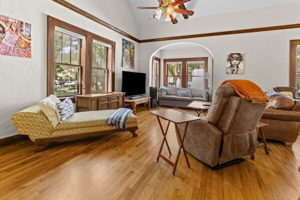 TV - !!Duck Pond Charming 3bed 2 bath house!! (Gainesville)