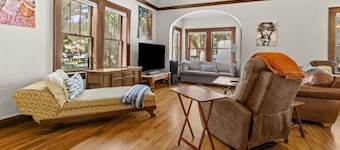 !!Duck Pond Charming 3bed 2 bath house!!