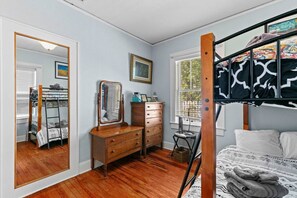3 bedrooms, desk, iron/ironing board, WiFi