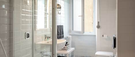 Douche, séchoir à cheveux, bidet, serviettes fournies
