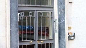 A building entrance with a large window featuring metal bars and a keypad lock. - Cozy house with balcony for couples 5 minutes from St. Peter's Basilica (Roma)