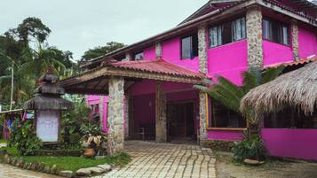 Vista frontal de la propiedad