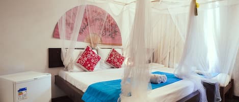 Un dormitorio con cama bajo dosel, una mesita de noche pequeña y un calentador fijado a la pared.