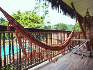 Superior Room | Living area | 32-inch LED TV with cable channels - VELINN Pousada Bali Itamambuca (Ubatuba)