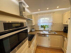 Geladeira, micro-ondas, fogão, cooktop