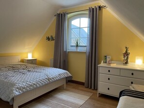 2 bedrooms, iron/ironing board, free WiFi, bed sheets