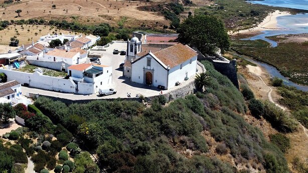 An aerial view of a coastal village with white buildings, a church, and a beach. - Aris Apartment, Vila Nova de Cacela, Algarve (Vila Nova de Cacela)