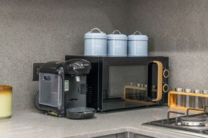 Refrigerador, microondas, horno y parrilla de estufa 