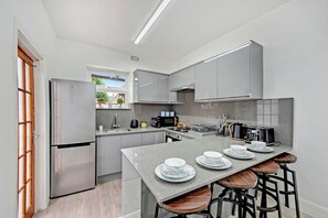 Geladeira, micro-ondas, fogão, cooktop