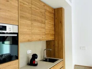 Réfrigérateur, four, lave-vaisselle, cafetière/bouilloire