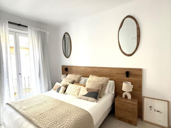 2 bedrooms, travel cot, WiFi, bed sheets