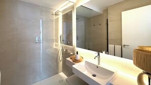 Shower, hair dryer, towels - Zacatin Heritage Logde 2 (Granada)
