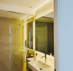 Shower, hair dryer, towels - Zacatin Royale Apartment (Granada)