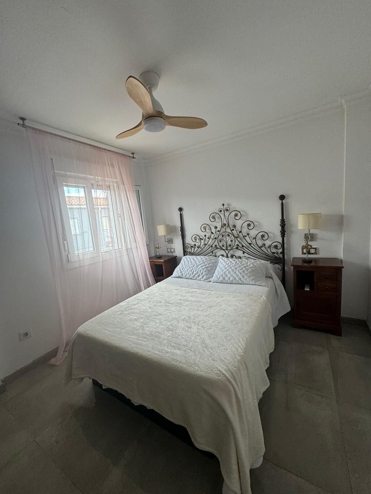 3 habitaciones, tabla de planchar con plancha, wifi y ropa de cama 