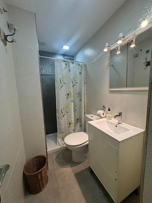 Douche, sèche-cheveux, serviettes fournies, savon