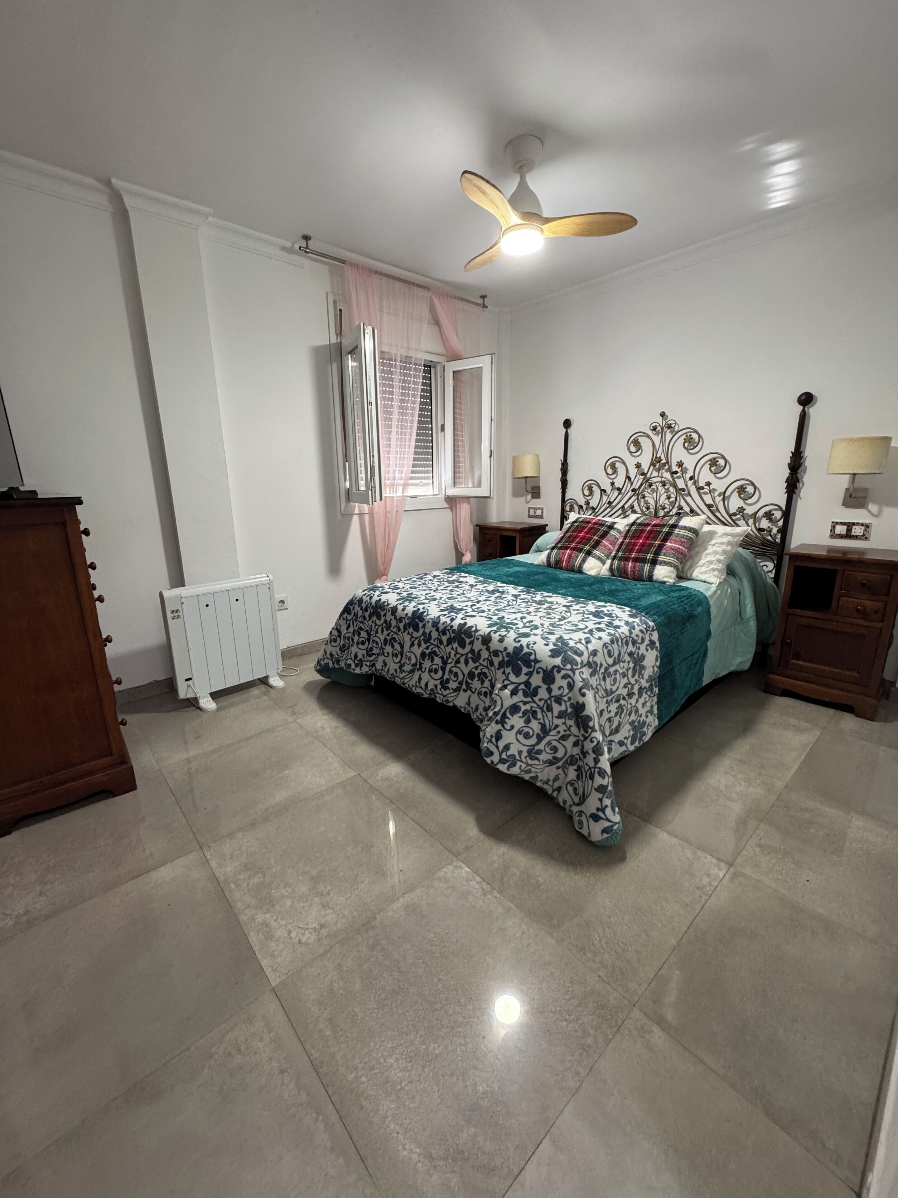 3 slaapkamers, een strijkplank/strijkijzer, wifi, beddengoed