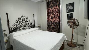 3 slaapkamers, een strijkplank/strijkijzer, wifi, beddengoed