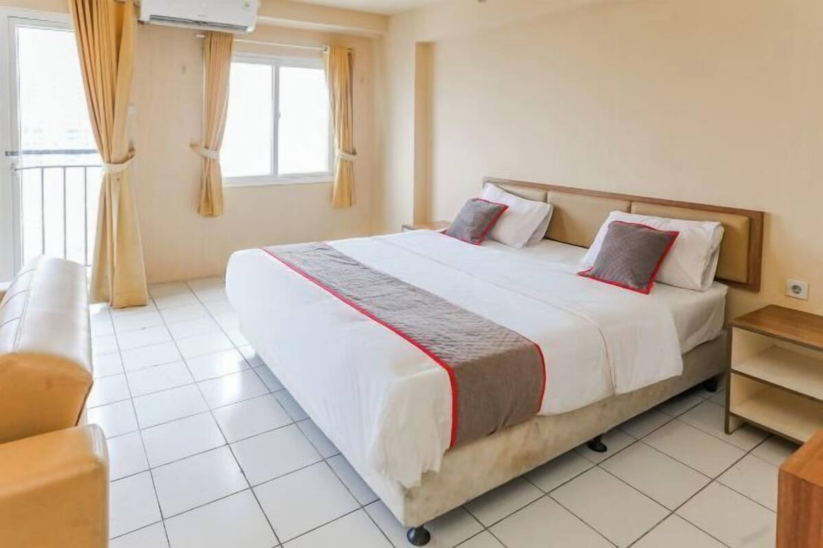 Laptop workspace, free WiFi, bed sheets