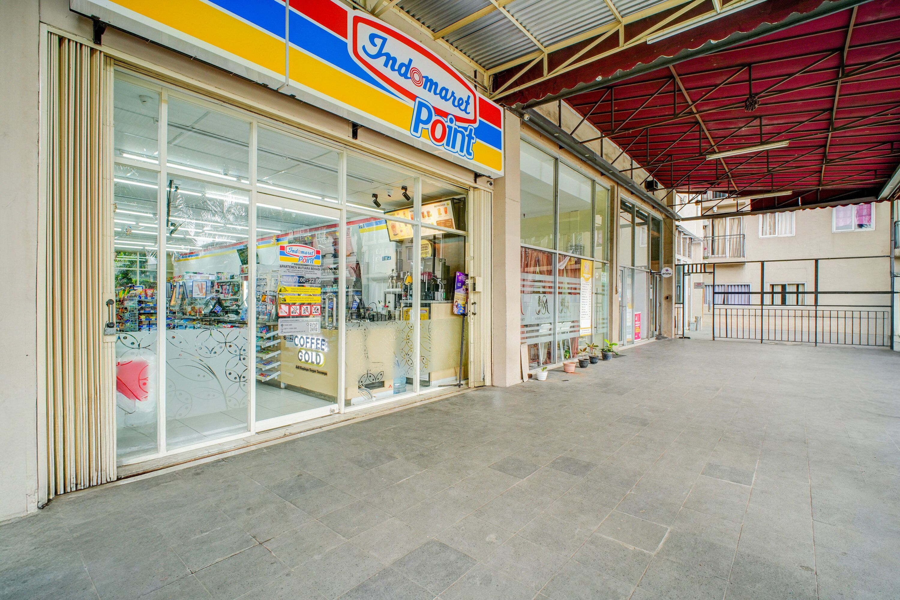 Fachada de comercio con un cartel que dice 'Indomarel Point' y una exhibición visible de productos.
