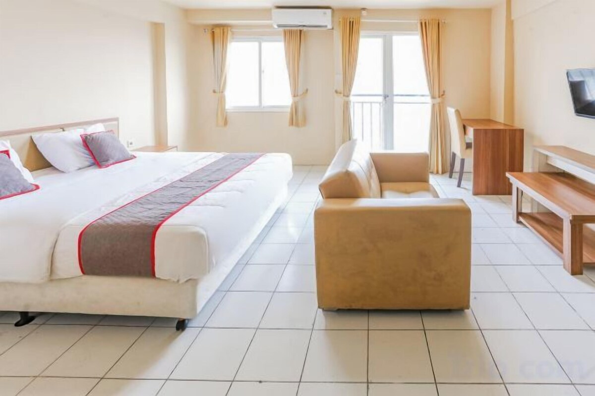 Desk, free WiFi, bed sheets
