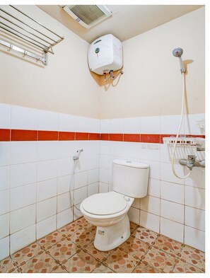 Deluxe Double Room | Bilik Mandi | Pancuran mandi, hulu semburan mandi hujan, bidet, tuala disediakan 