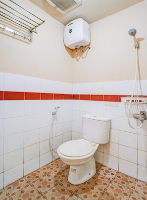 Deluxe Double Room | Bathroom | Shower, rainfall showerhead, bidet, towels - Collection O Serviced Apartmen Mutiara Kota (Bekasi)