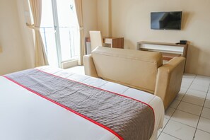 Espacio para trabajar con laptop, wifi gratis y ropa de cama