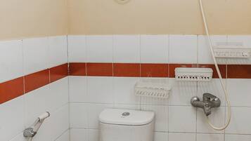 Deluxe Double Room | Bathroom | Shower, rainfall showerhead, free toiletries, towels