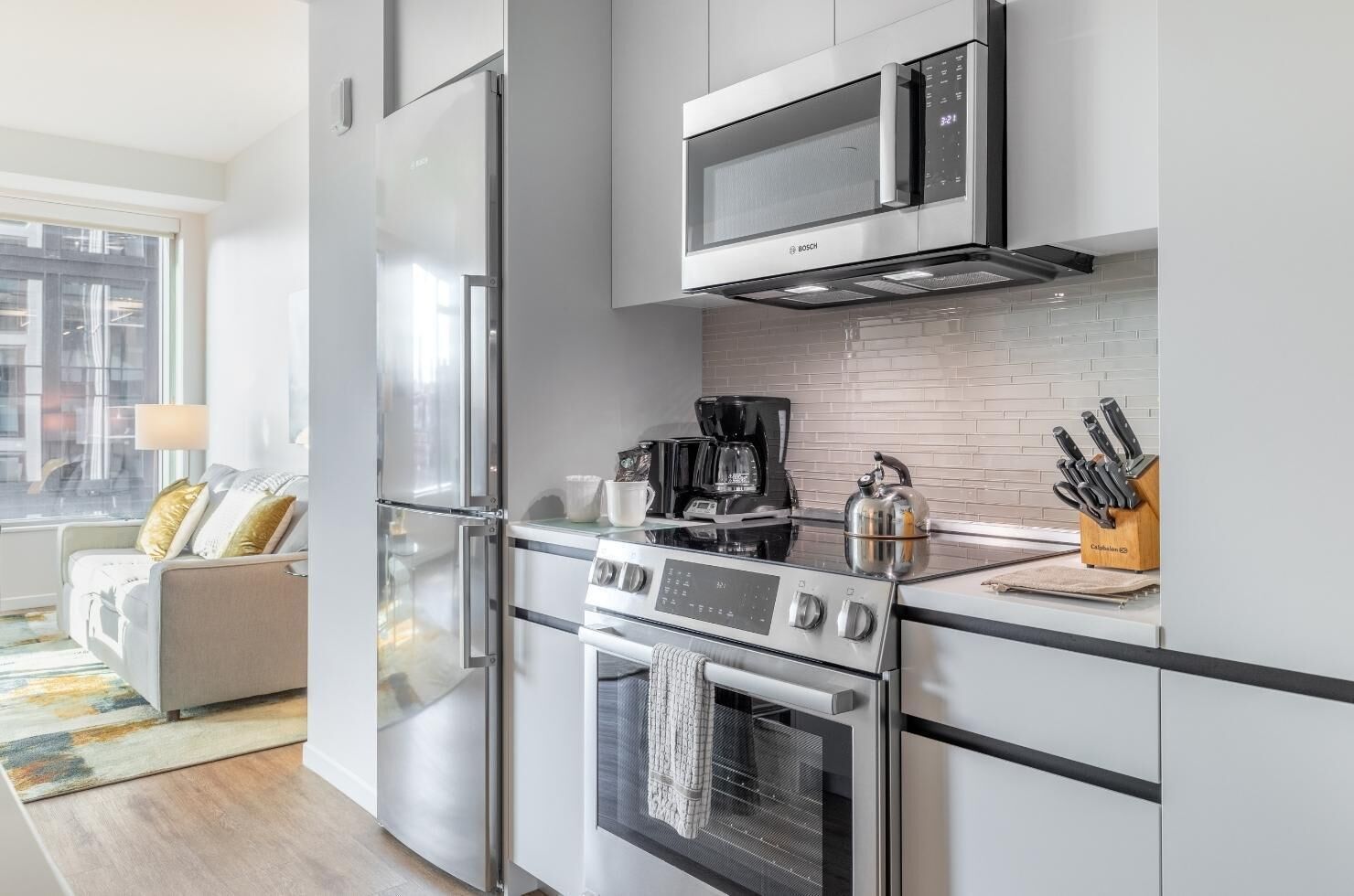 冷蔵庫、電子レンジ、オーブン、コンロ