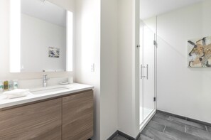 Shower, hair dryer, towels - Lux Apt Downtown Seaport with Pool (Boston)