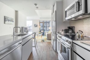 Geladeira, micro-ondas, fogão, cooktop