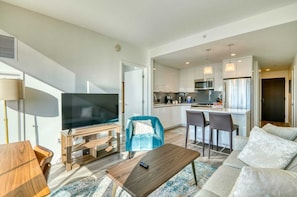 TV, offices - Stunning Apt with City Views (Boston)