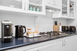 Frigorifero, microonde, forno, piano cottura