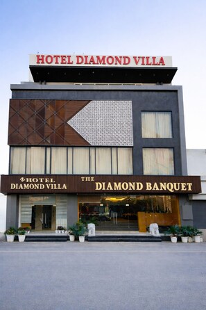 Front of property - Hotel Diamond Villa and Banquet (Amritsar)