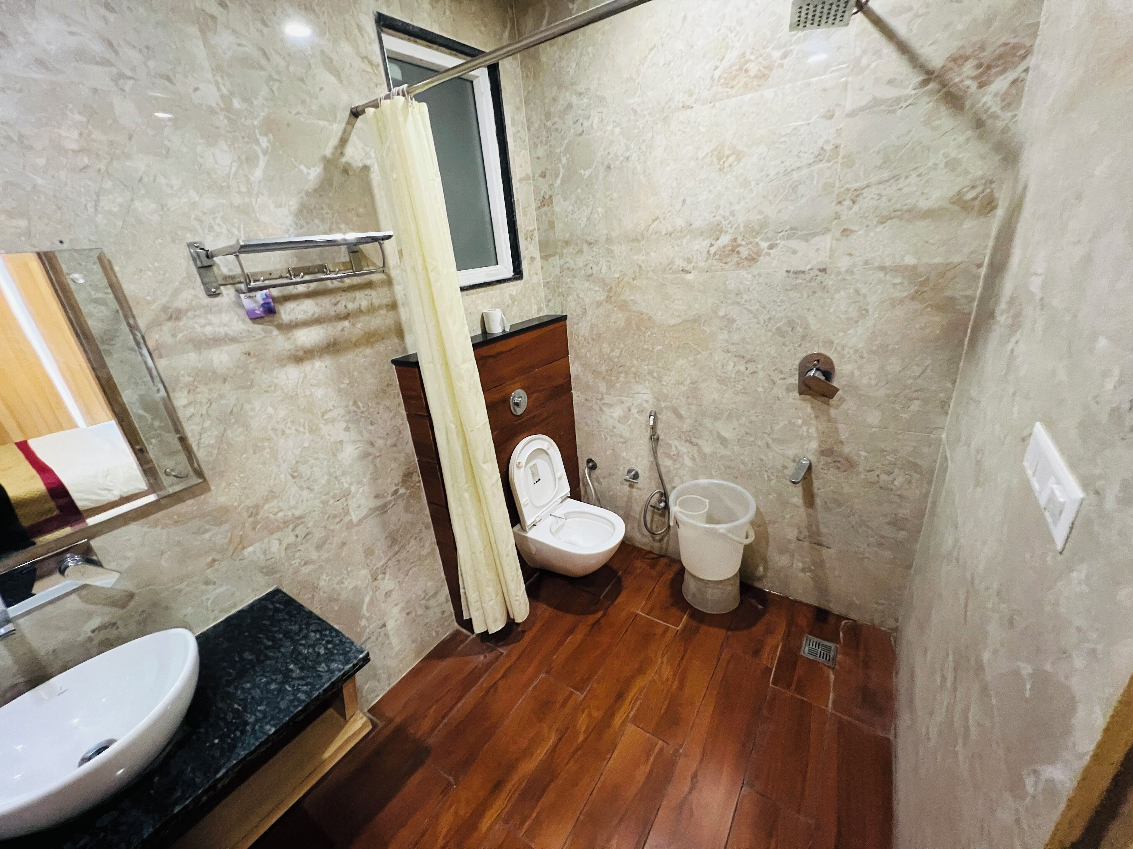 Shower, rainfall showerhead, free toiletries, bidet