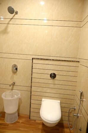 Shower, rainfall showerhead, free toiletries, bidet - Hotel Diamond Villa, Amritsar (Amritsar)