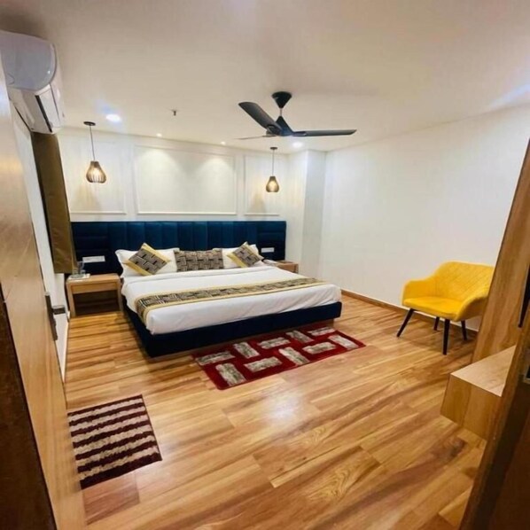 Ropa de cama hipoalergénica, muebles diferentes y escritorio 