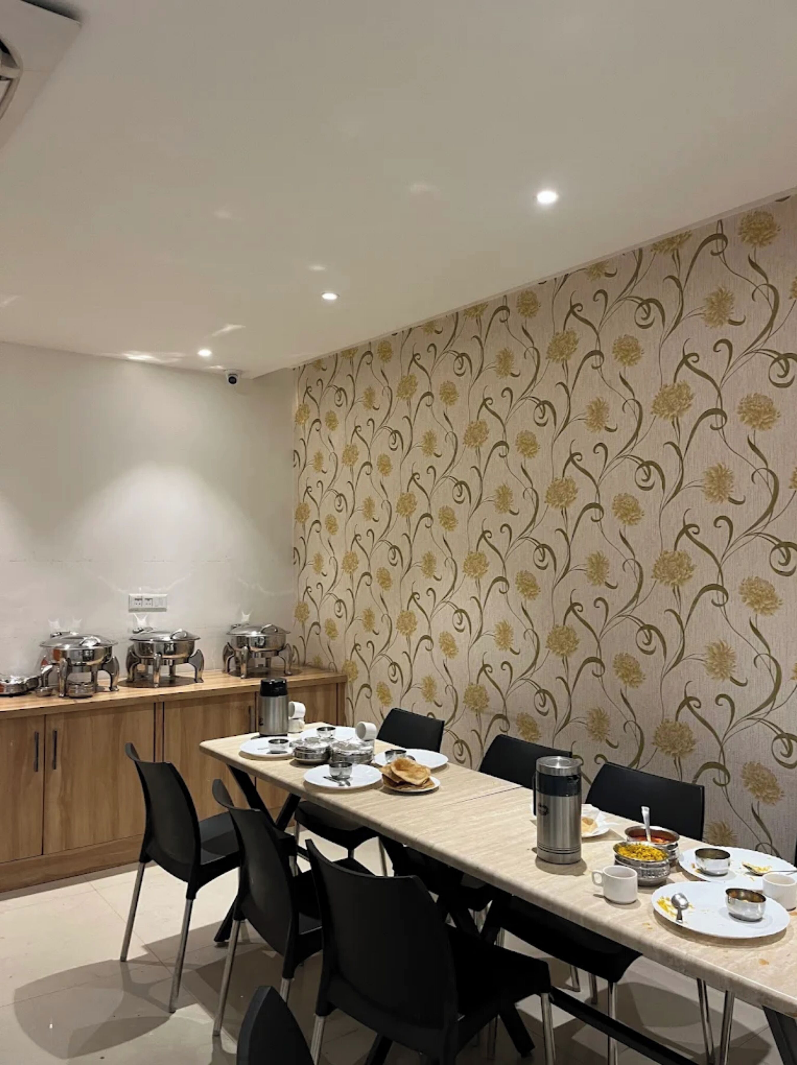 每日供应自助早餐（每人 INR 300）