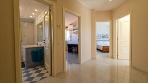 A hallway with a bathroom, a desk, and a bedroom. - Green Relax Arenella (Arenella)